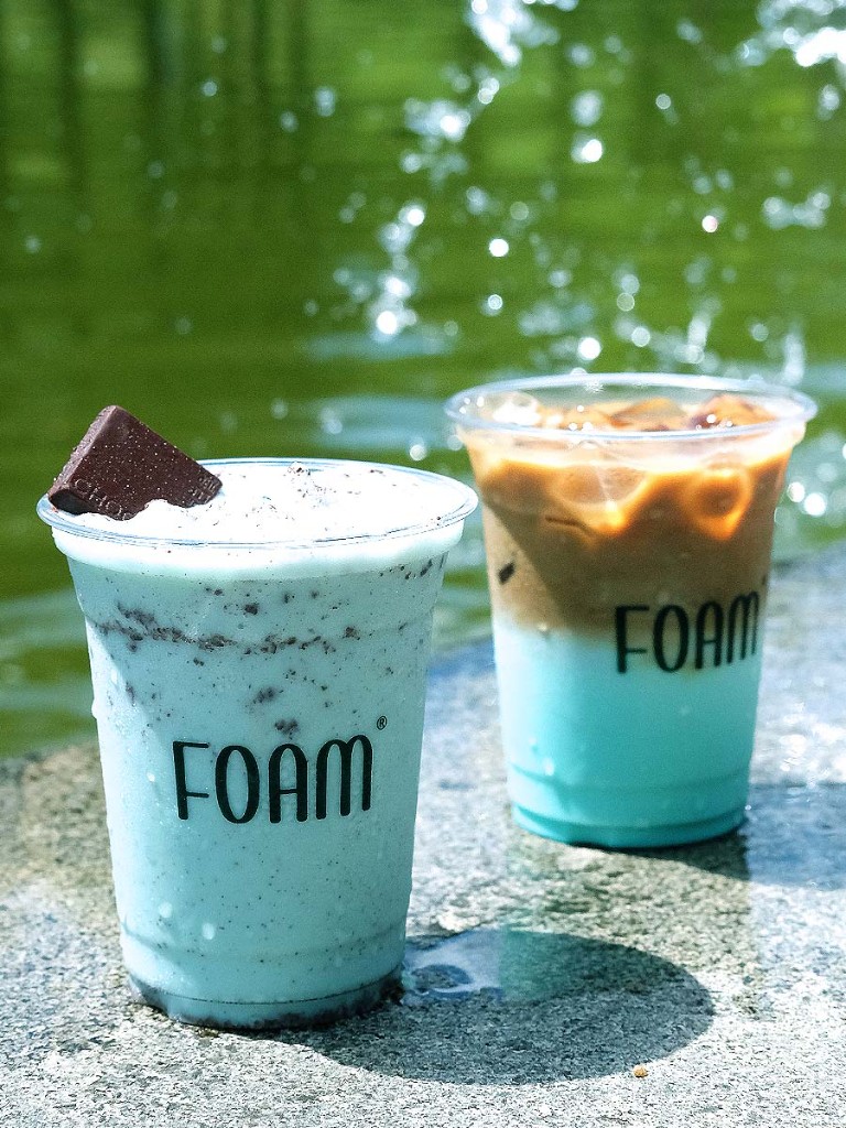 FOAM 双杯冰饮与户外水景氛围