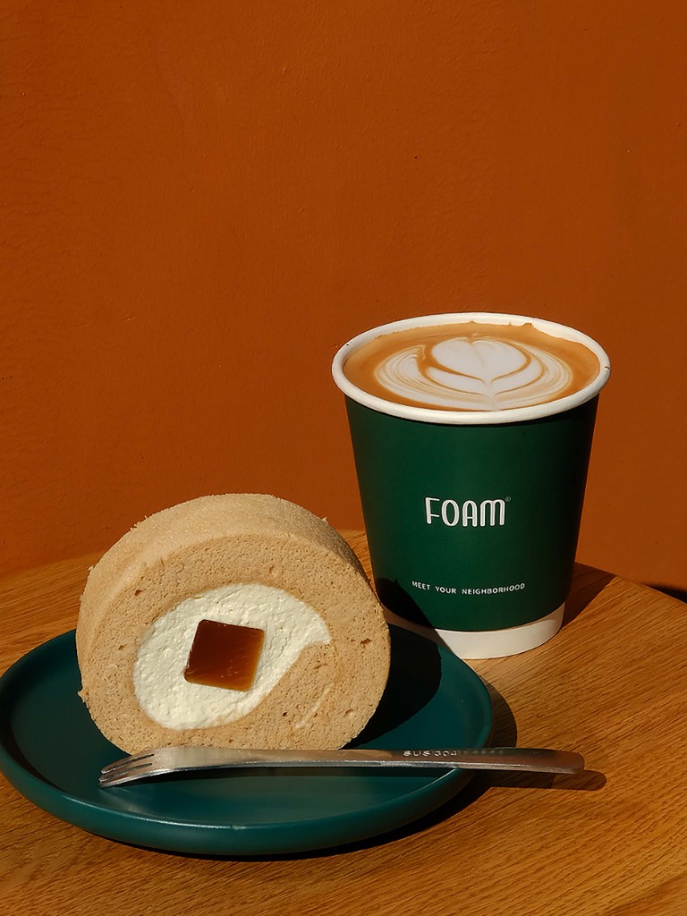 FOAM 拿铁与瑞士卷搭配